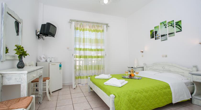 Hotel_Stella_Paros_Naoussa_camera_verde.jpg