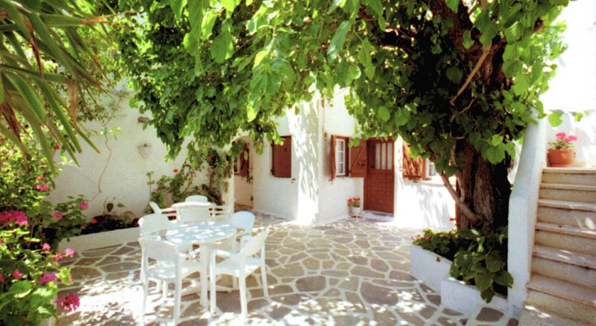 Hotel_Stella_Paros_Naoussa_giardino.jpg