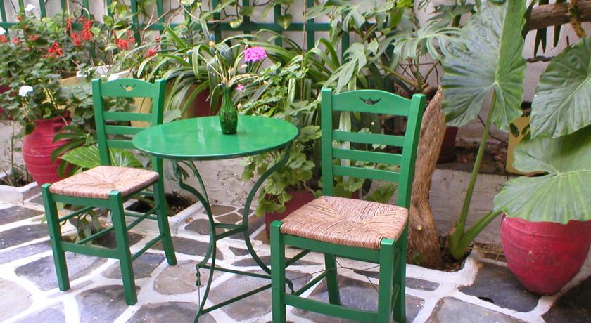 Hotel_Stella_Paros_Naoussa_giardino_sedie.jpg