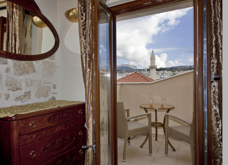 Junior_Suite_with_view_of_balcony_P.jpg