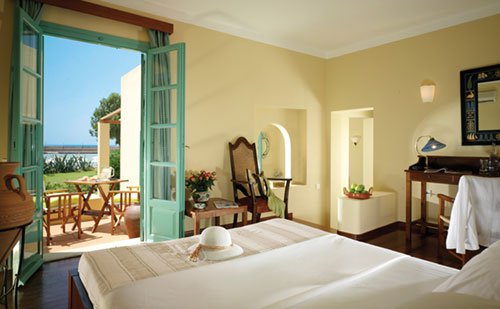 Kalimera_Kriti_-_Bungalow_suite_fronte_mare_interno.jpg