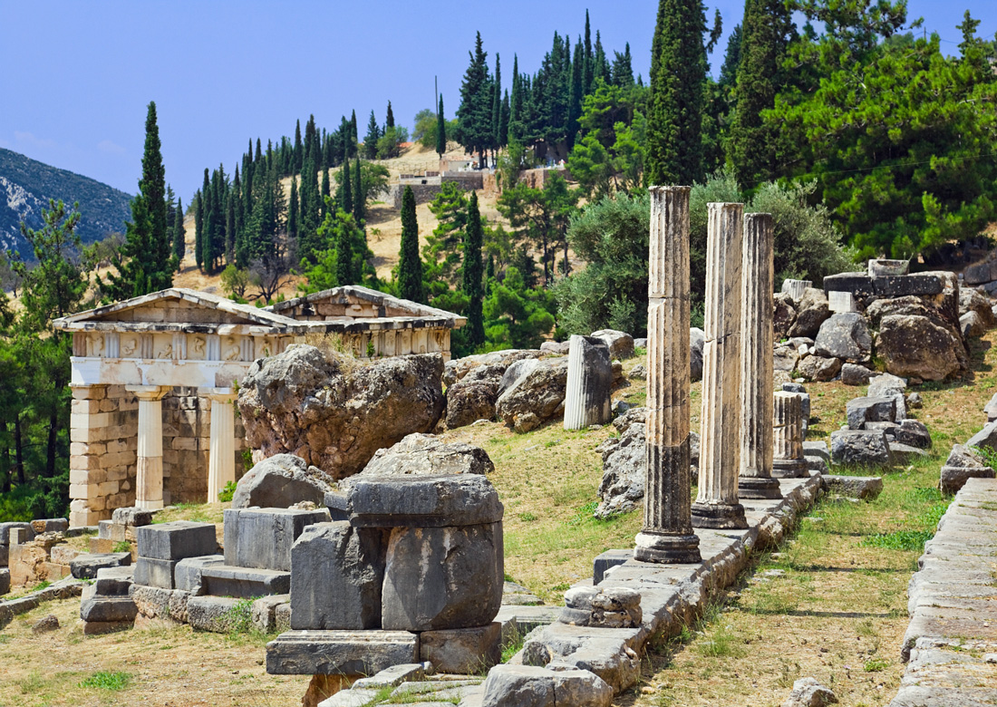La-guida-del-sito-archeologico-di-Delfi-la-salita-lungo-la-via-Sacra.jpg