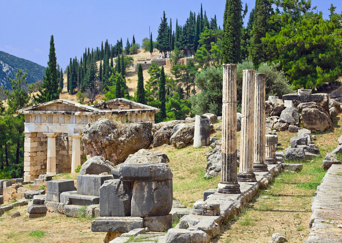 La-guida-del-sito-archeologico-di-Delfi-la-salita-lungo-la-via-Sacra4.jpg