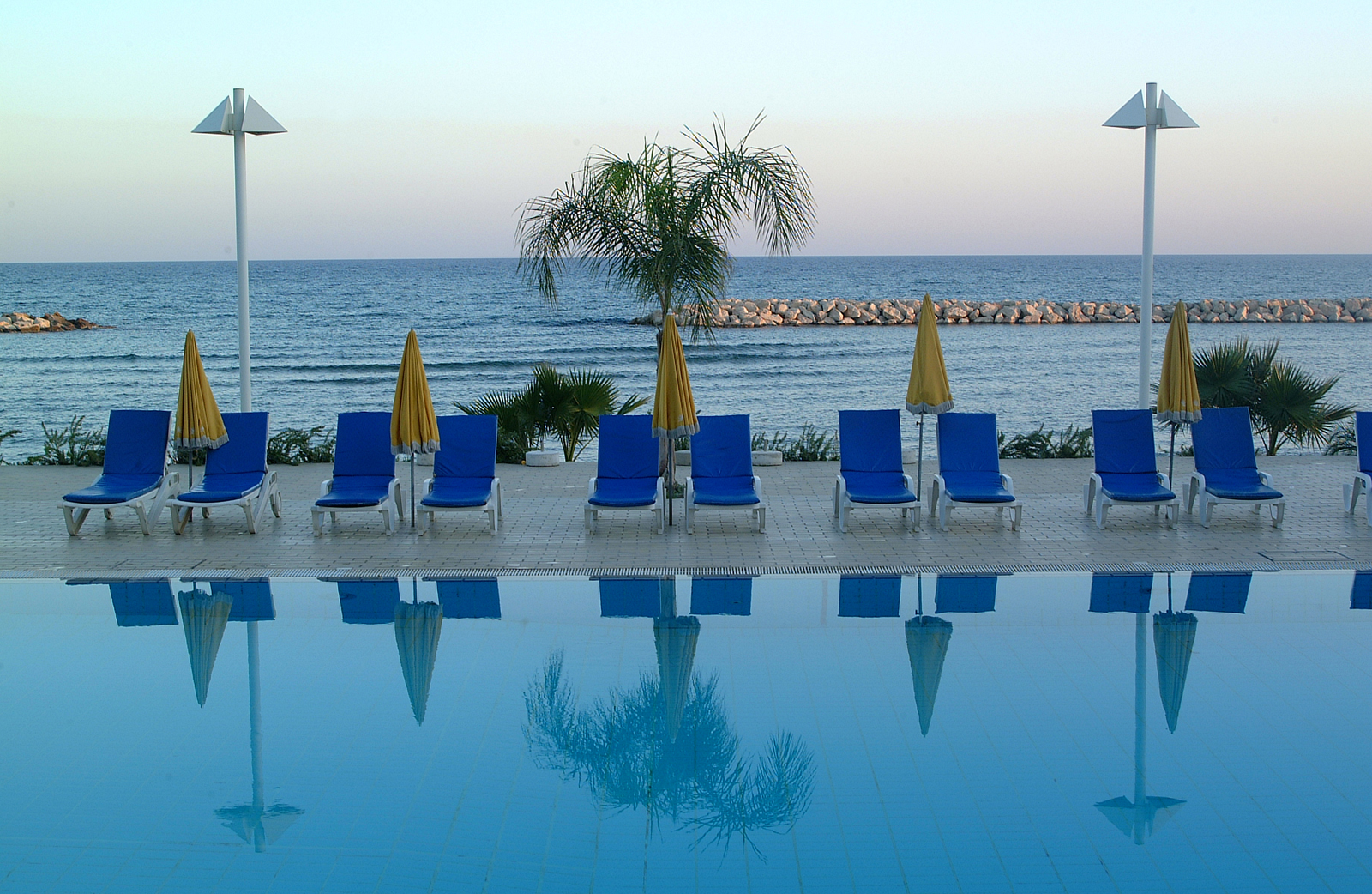 Swimming_20pool_20front_20sea_20view-large.jpg
