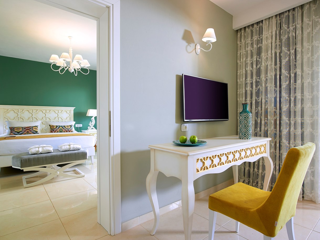 anemosresort_deluxe_2bedroom_familyroom_10.jpg
