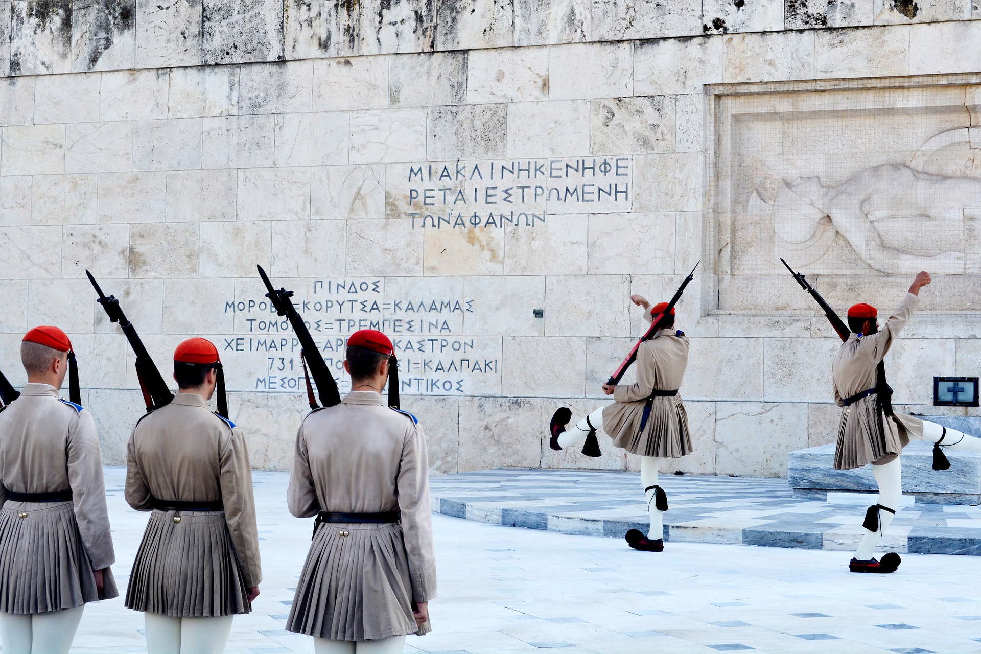changing-of-the-guard-1886446_1920.jpg